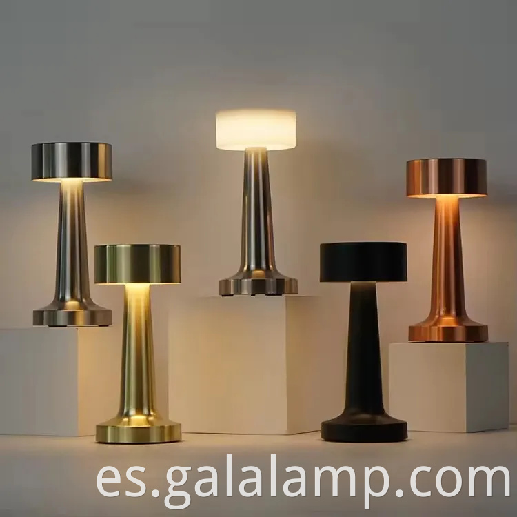 Lámpara de escritorio de hierro forjado elegante con una conveniente carga USB